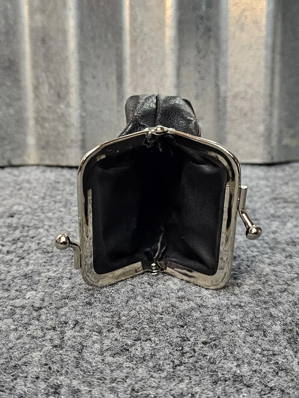 Unisex- Vintage Madeira Two-Tone Leather Coin Purse | Classic Kiss-Lock Clasp